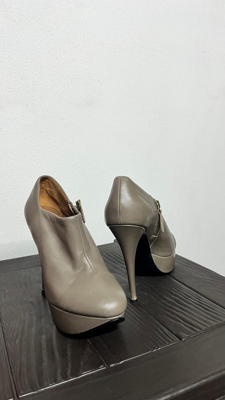 Sapatos cinzentos pouco uso