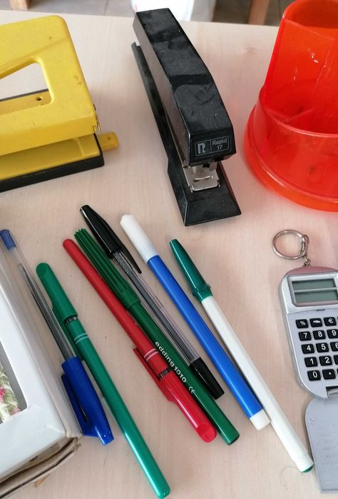 Furador, agrafador, canetas e outros, tudo por 5€