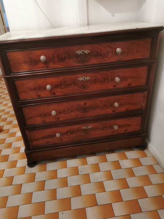 Cómoda Século XIX (Tampo em Mármore - Quatro Gavetas c/fechadura)