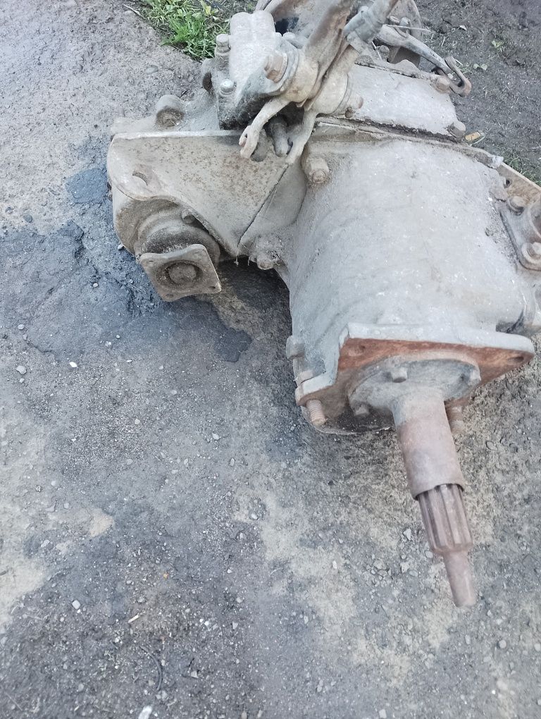Продам коробку з роздаткою уаз 469 /3303/452