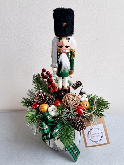 Dekoracja zimowa świąteczna stroik kompozycja z dziadkiem do orzechów