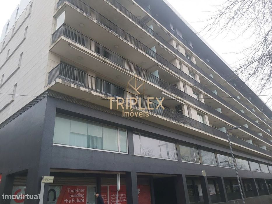 Escritorio no centro da Maia