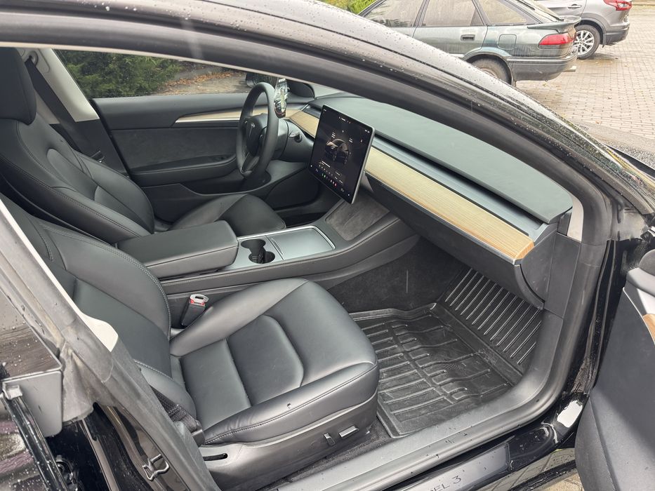 Tesla model 3 2023 рік
