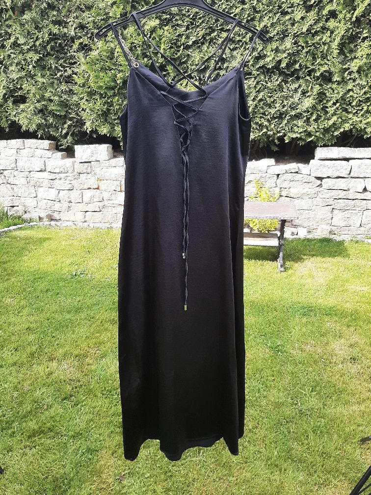 Długa czarna sukienka na ramiączkach, z wiązaniem z tyłu monnari