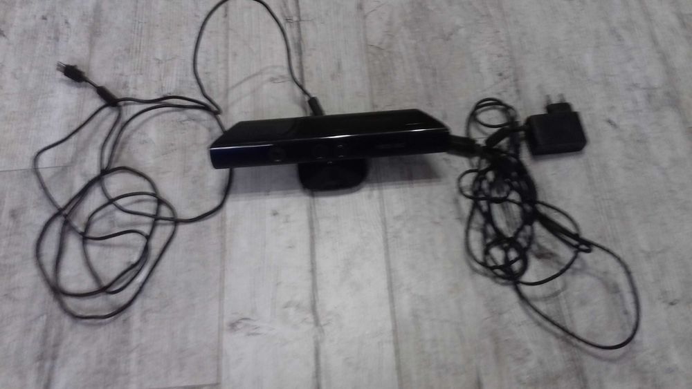 Xbox 360 z 13 grami 1 pad kinekt i wszystkie kable.
