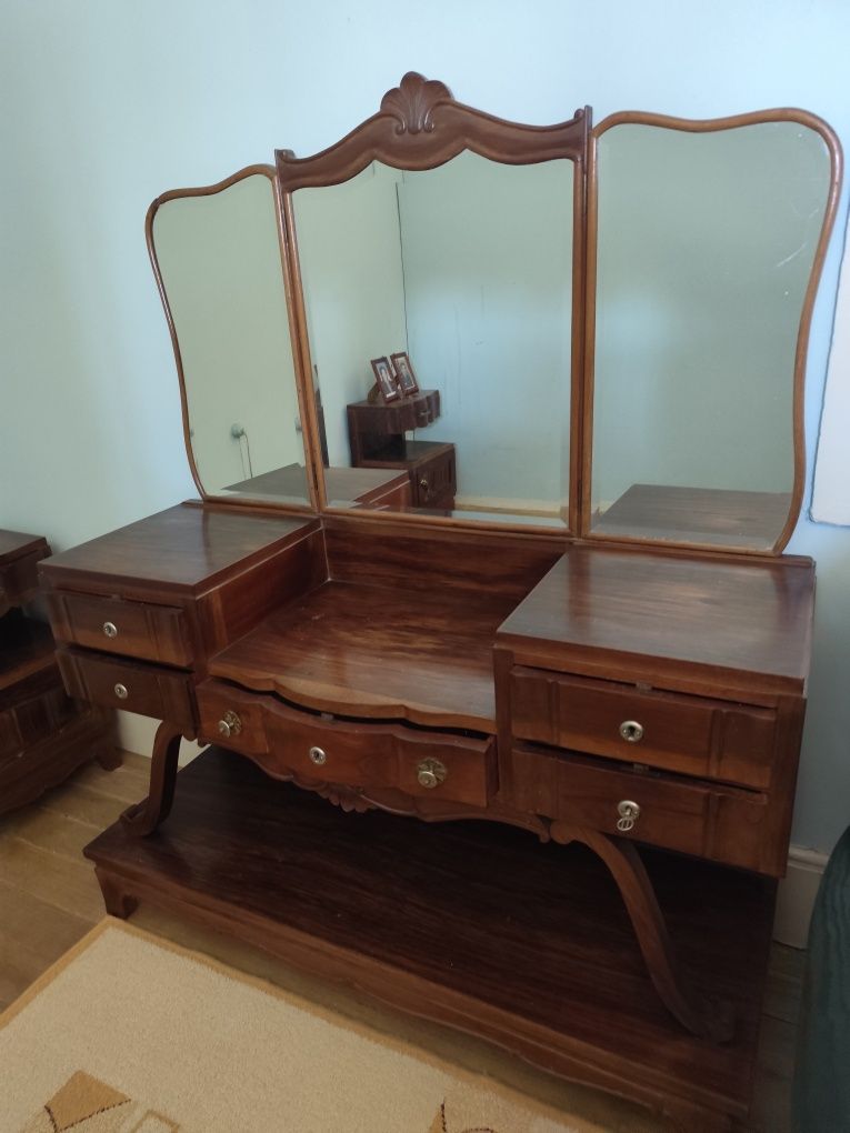 Mobília de  quarto de casal  antigo