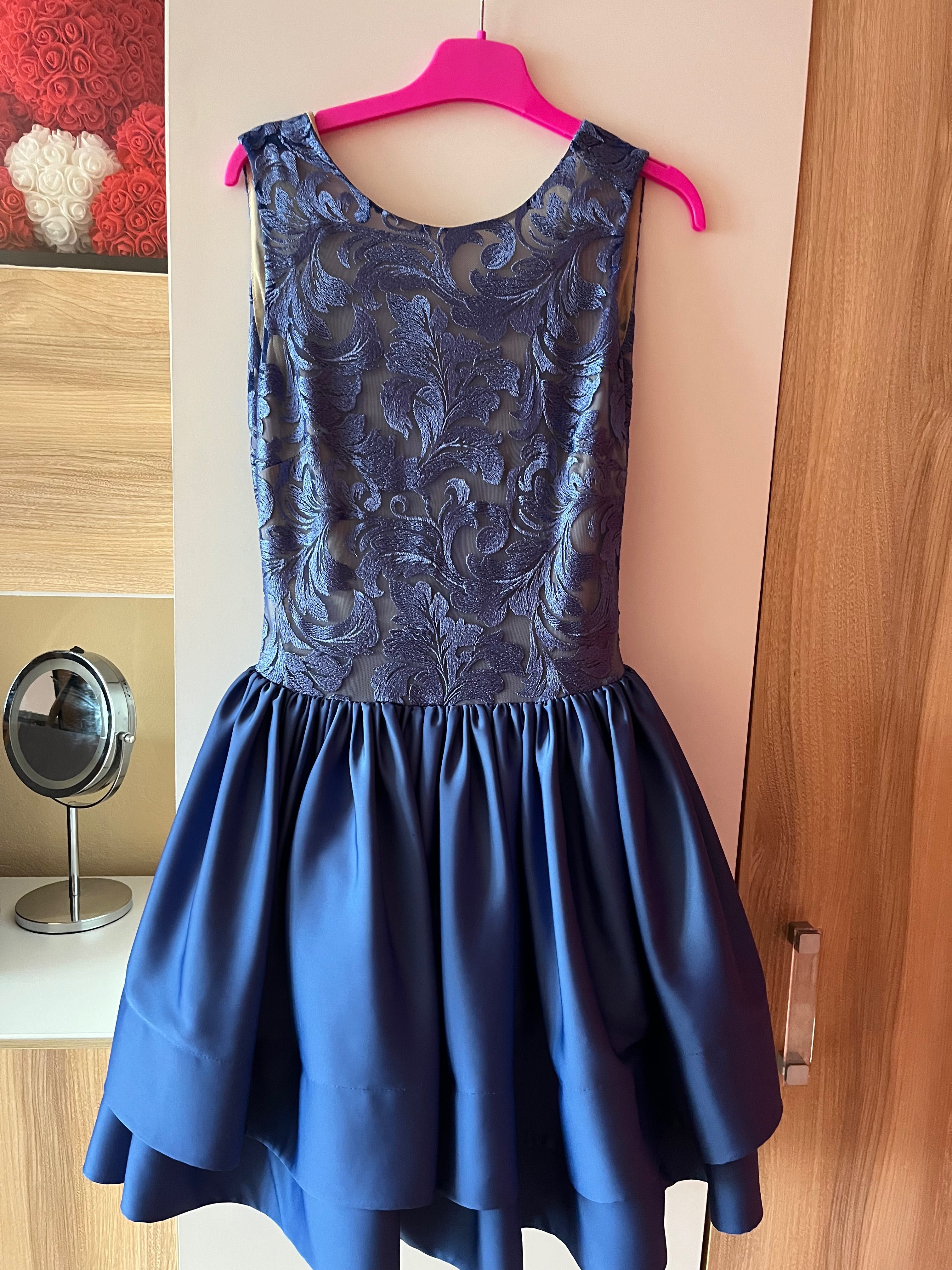 Niebieska krótka rozkloszowana sukienka  34