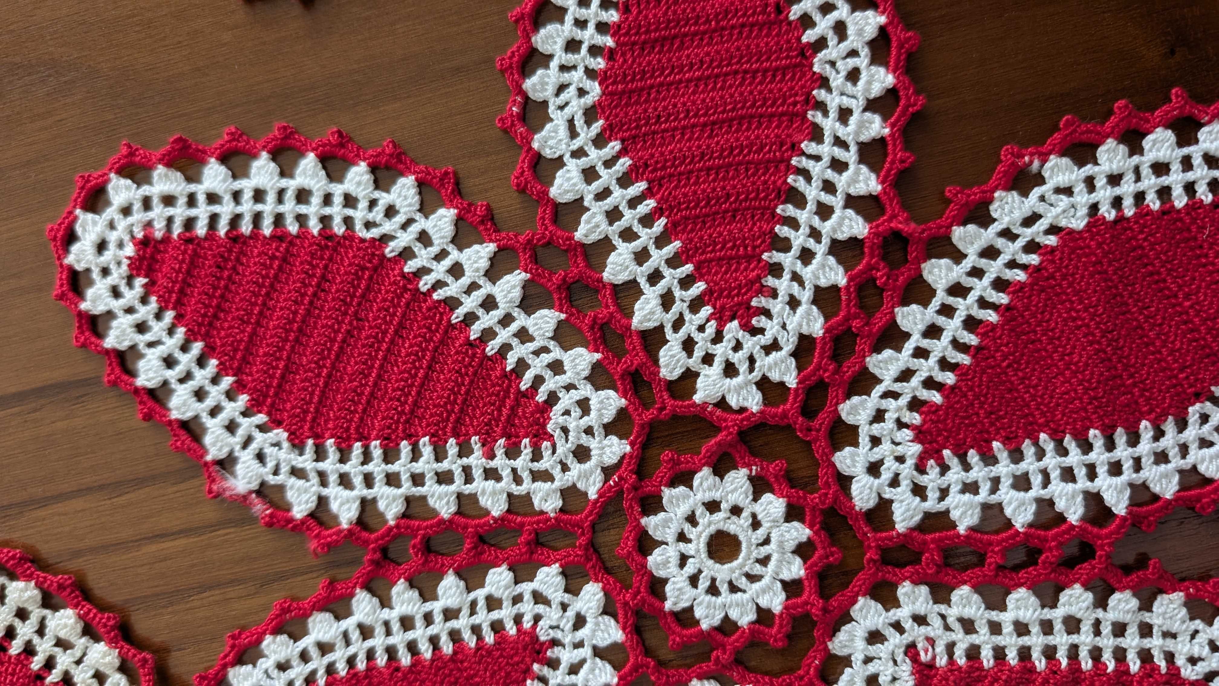 Conjunto de cinco naperons de renda