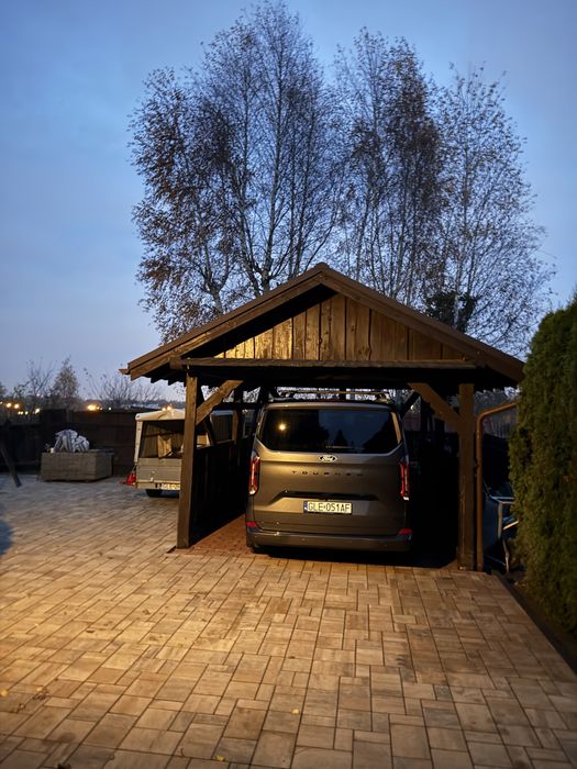 Wiata drewniana na samochod.