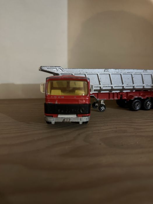 Camião antigo Renault da majorette