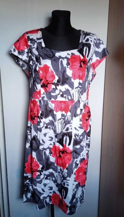 Sukienka w kwiaty ładny dekolt r. 46