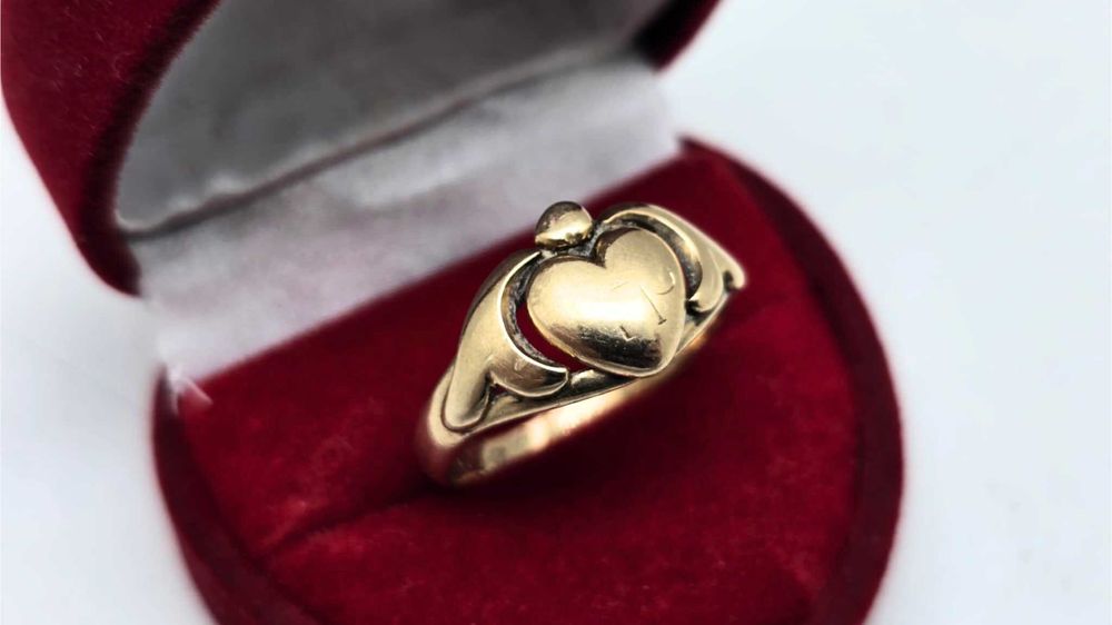 Wyjątkowy złoty pierścionek 'Serce w dłoniach' 585 14k - 4,37g - r.20