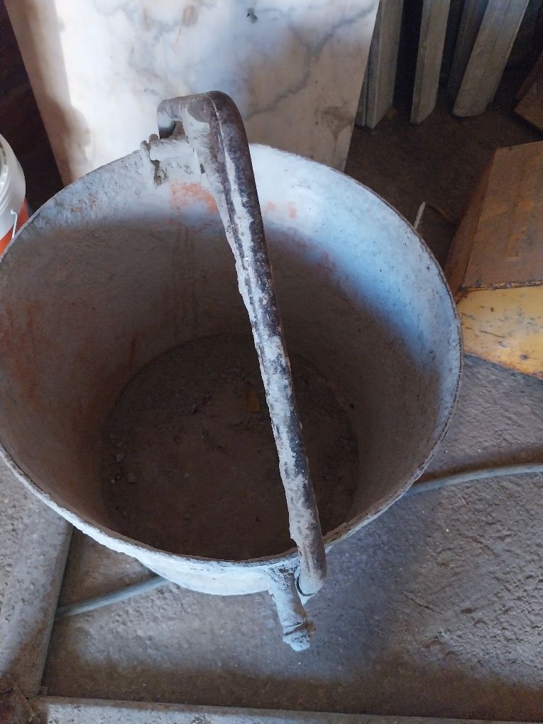 Grua de mineiro balde e tripe