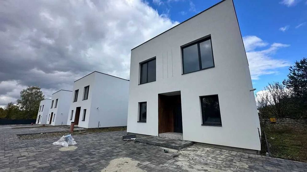 Зданий будинок поруч з містом