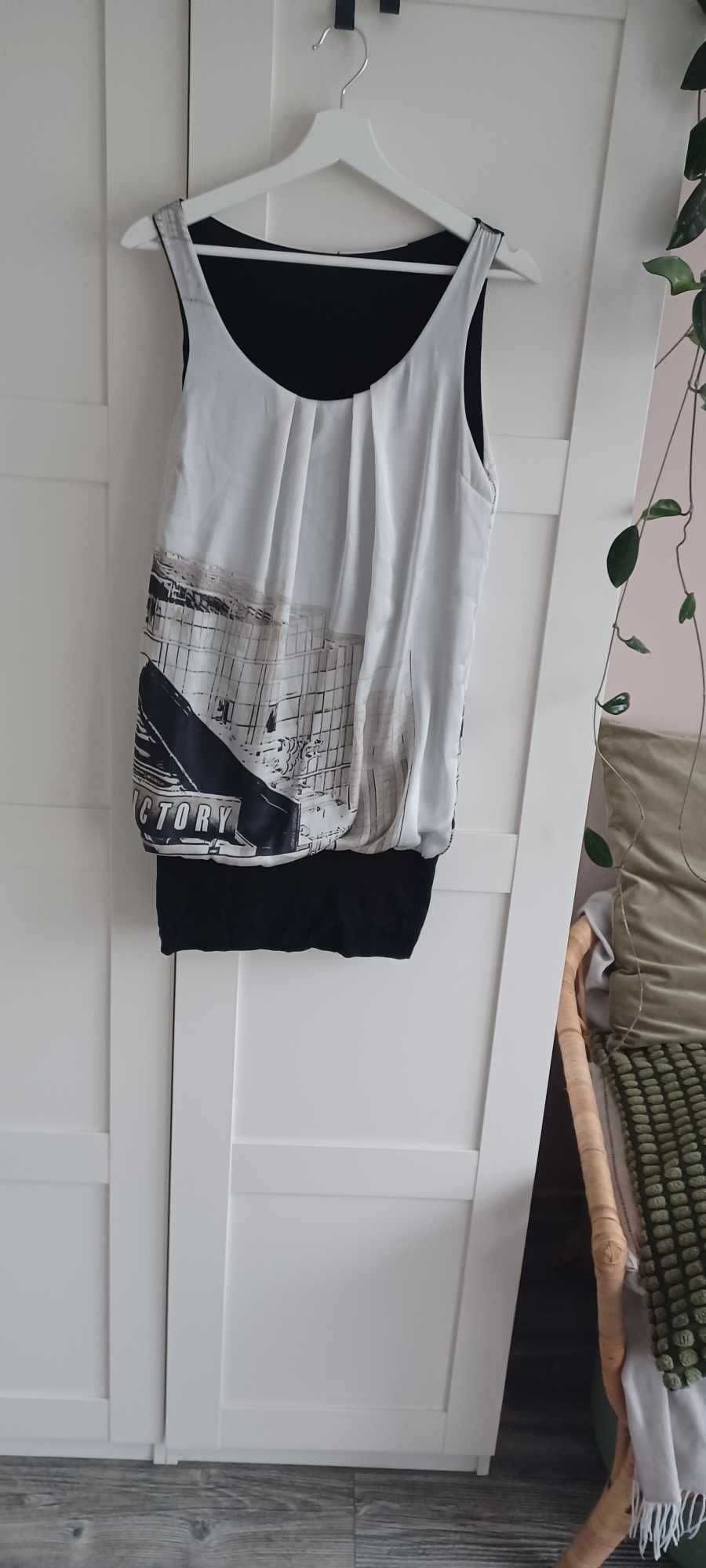 Krótka sukienka.