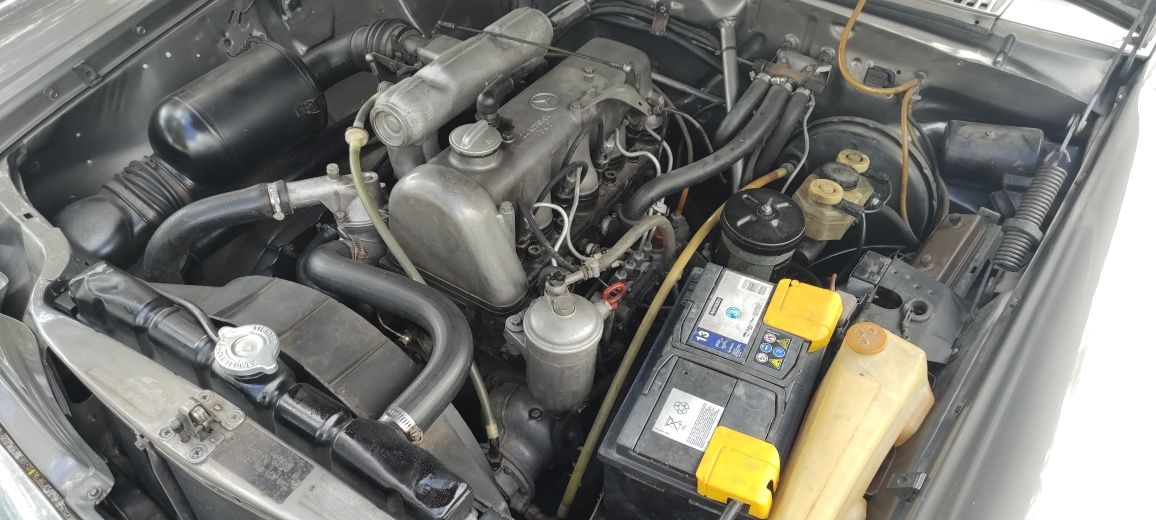 Mercedes Restaurado w115 220D