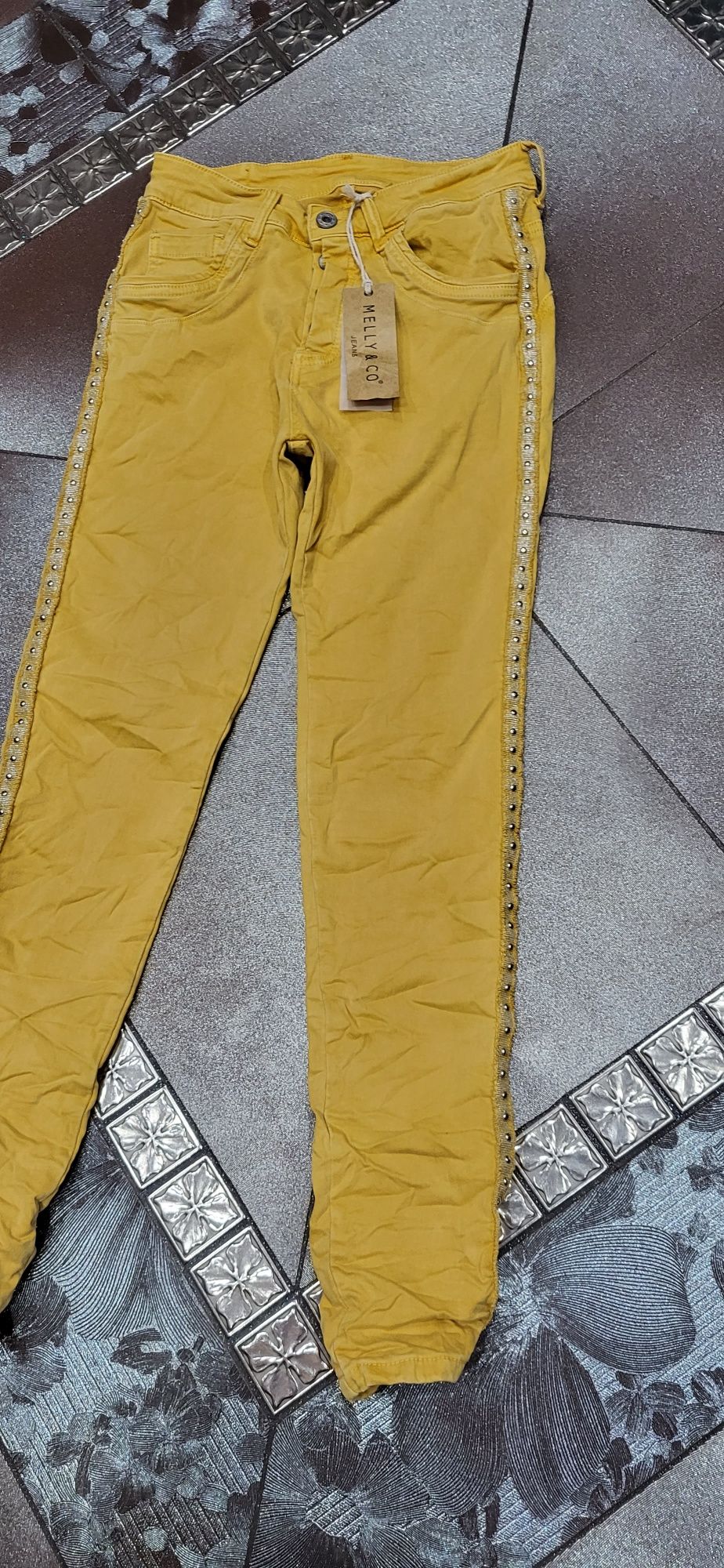Włoskie musztardowe spodnie jeansy gnieciuchy lampasy dżety XS S
