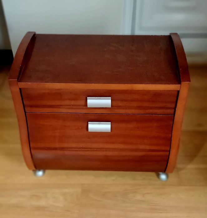 Mesa de cabeceira em cerejeira