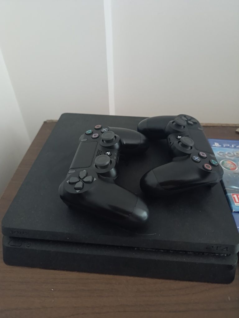 Ps4 slim com 2 comandos