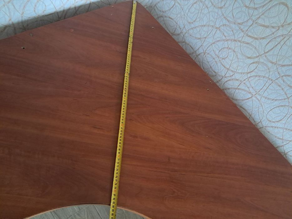 Кутовий комп'ютерний стіл