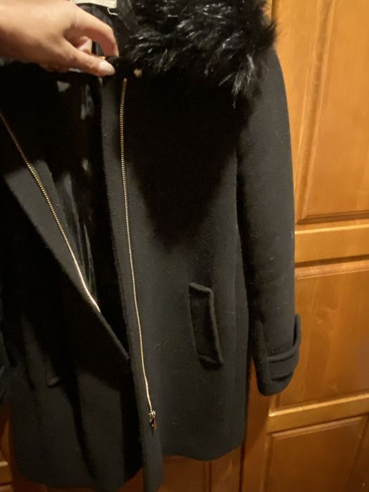 Casaco preto comprido com gola pelo mango c/ borboto e bolero em pelo