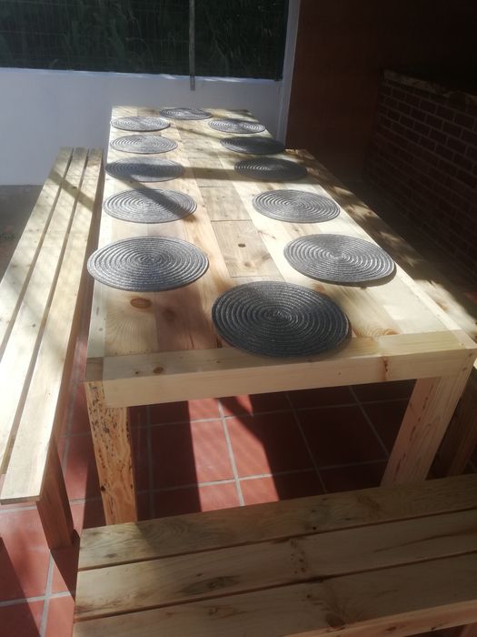 Conjunto de mesa e 4 bancos.