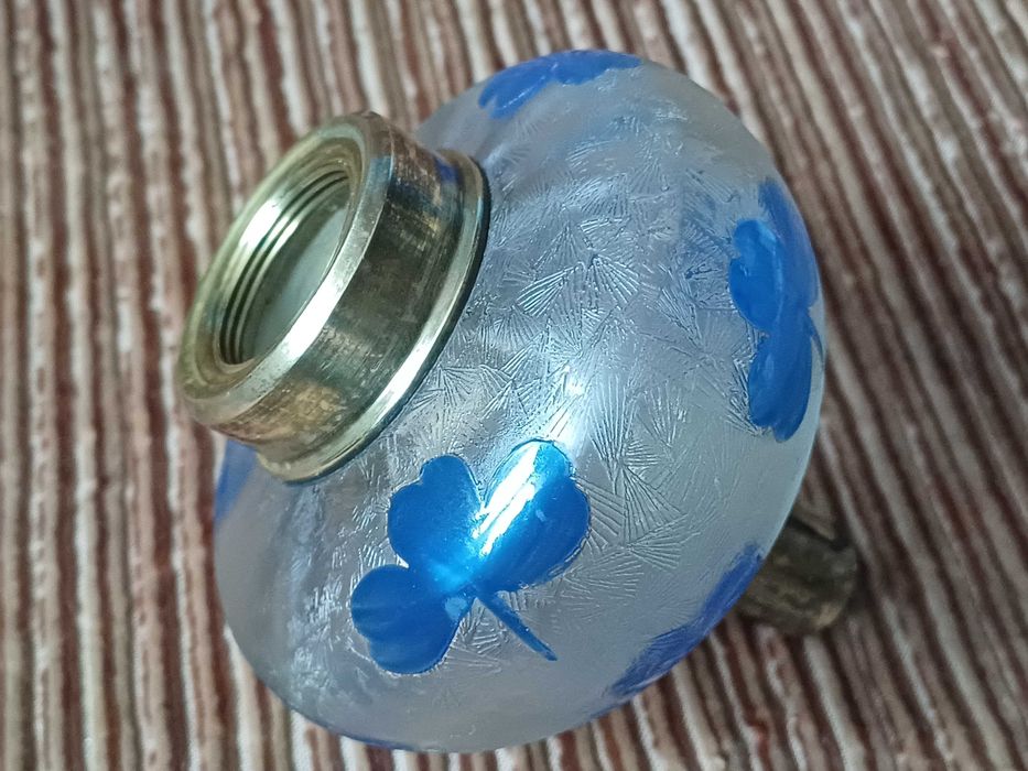 Szklany, mały zbiornik do lampy naftowej.