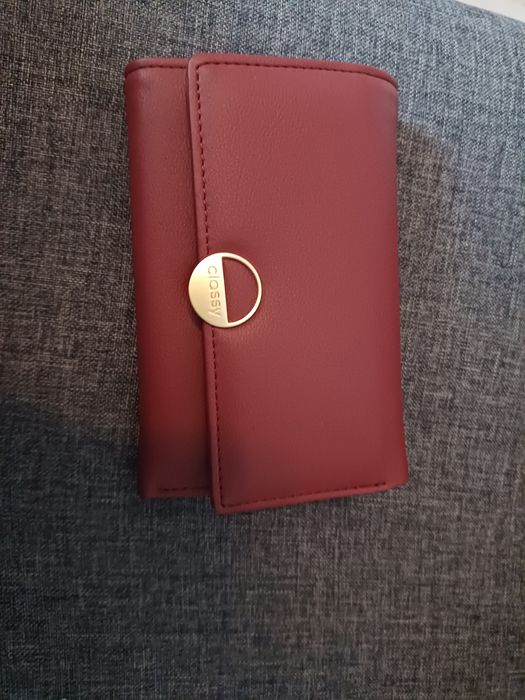 Nowy portfel w kolorze czerwonym