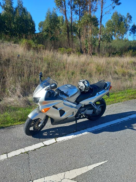 Vendo vfr 800 em bom estado 2700 preço fixo peneus novos .