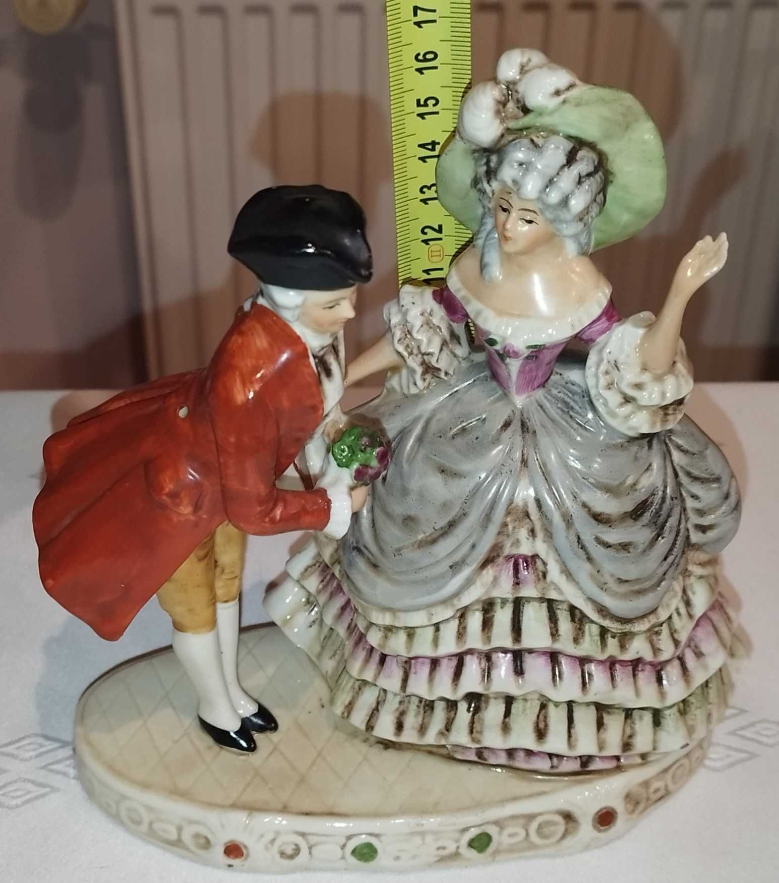 Figurka porcelana porcelit dama szlachcic  sygnowana