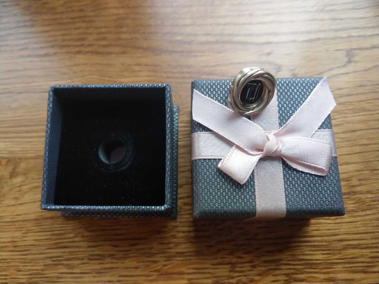 Подарочная коробочка для бижутерии, в комплекте брошь оригинал, Англия