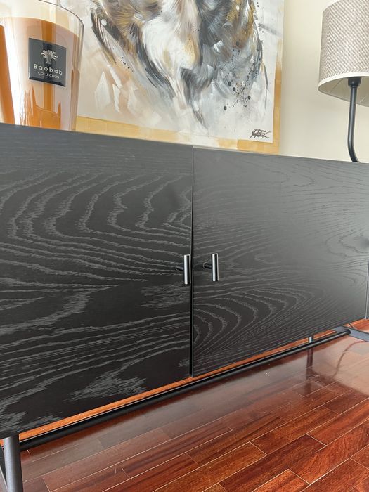 Aparador preto folheado a carvalho escurecido