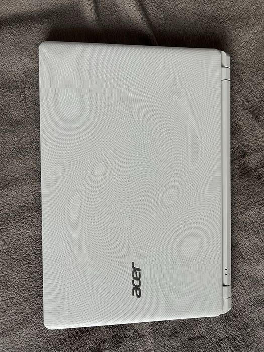 Компактний ноутбук acer es1-331