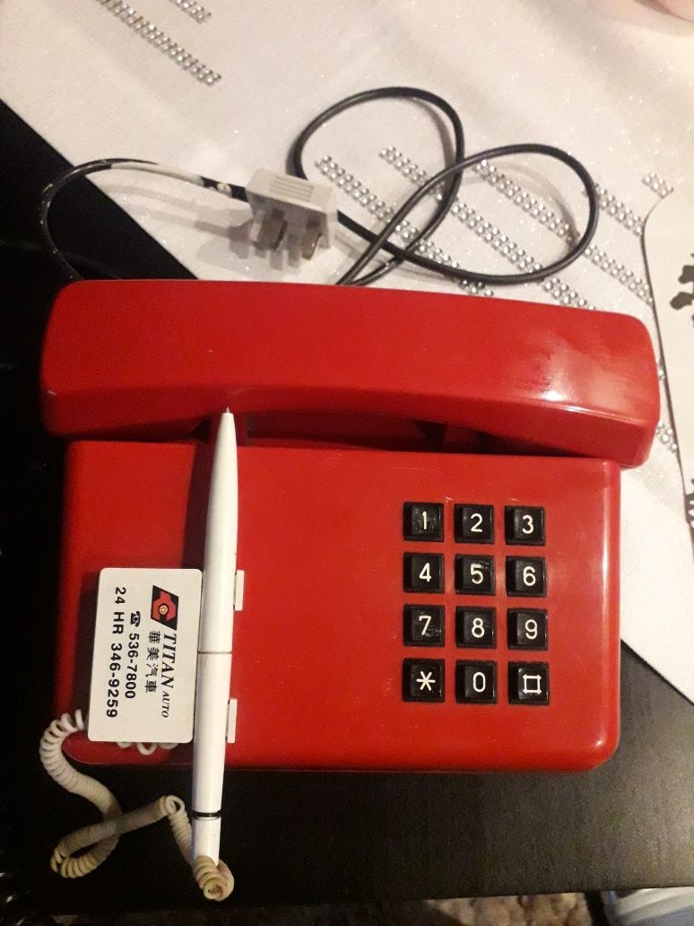 Czerwony telefon stacjonarny