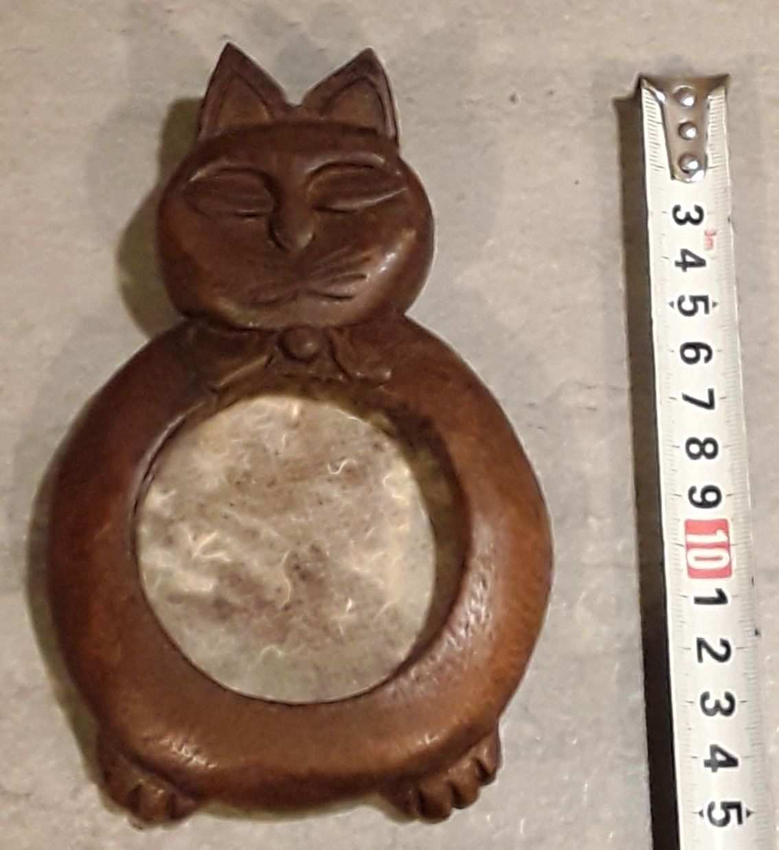 Antiga moldura em madeira formato gato