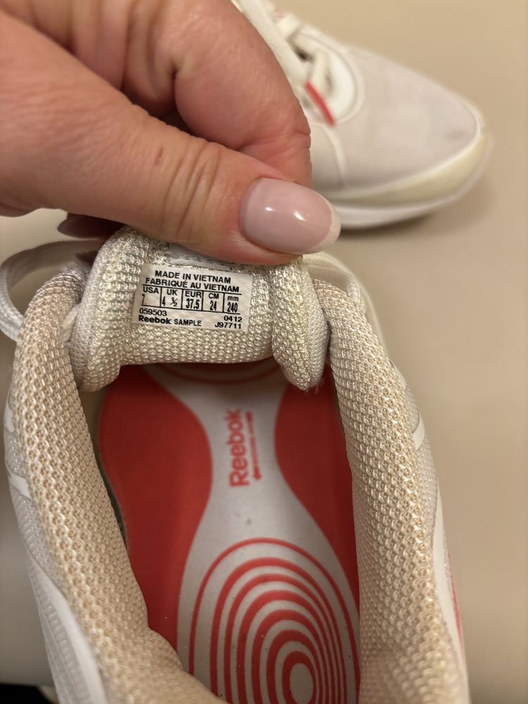 Biale morelowe buty sportowe do biegania reebok