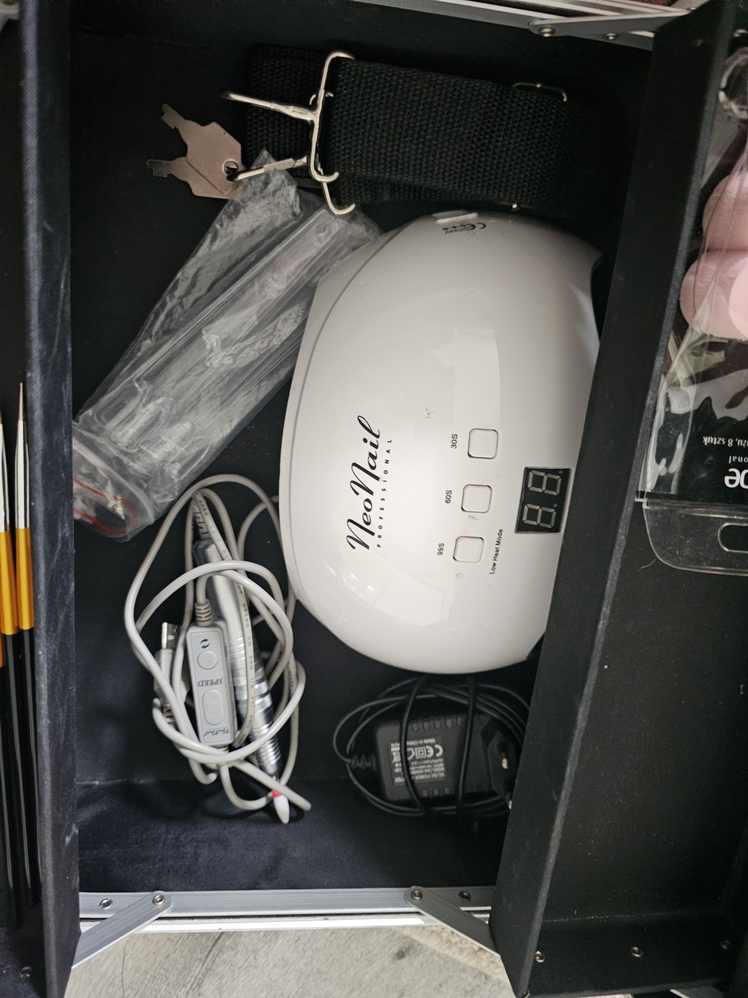 Zestaw do stylizacji paznokci kuferek lampa frezarka. Neonail