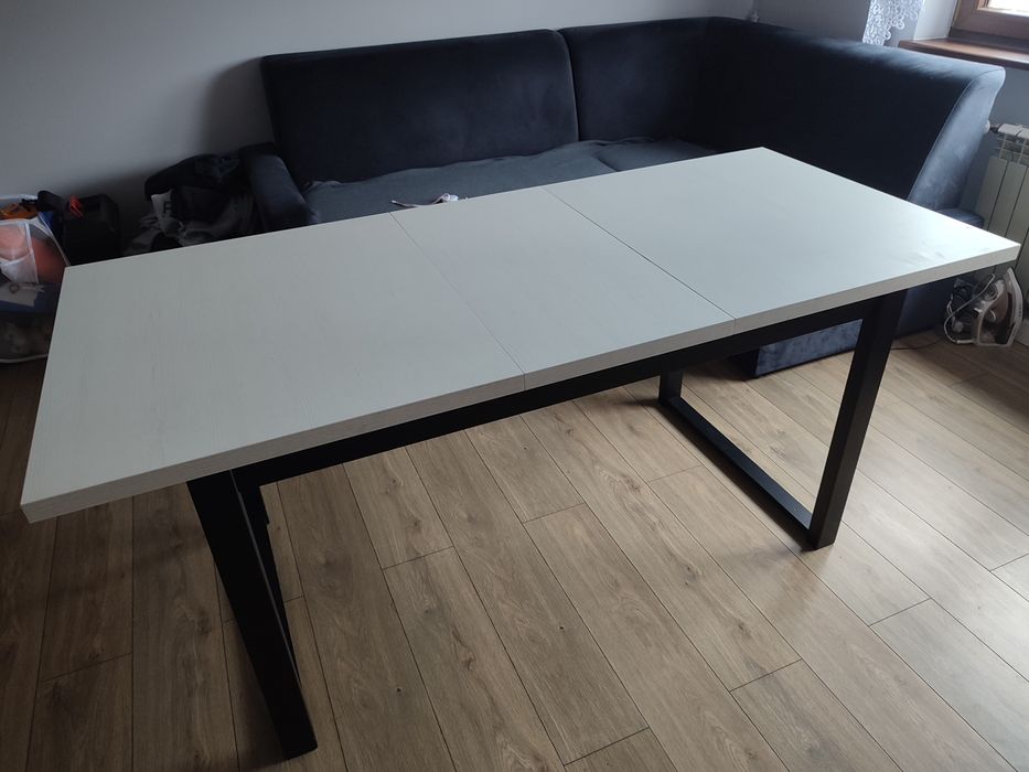 Stół rozkladany do salonu