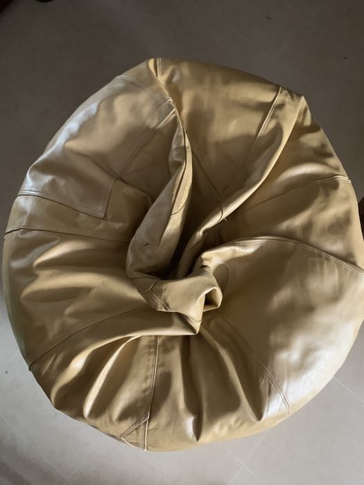 Puff em pele (cor de areia)