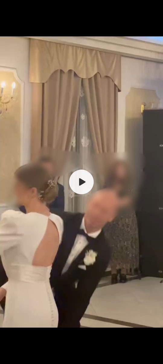 Prosta suknia ślubna z długim rękawem i bufkami