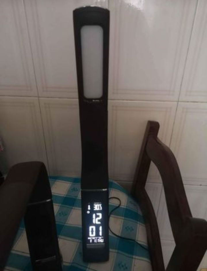 Candeeiro led com relógio