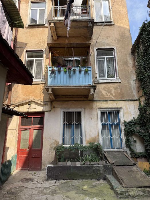 Уютная 2-комнатная с высоким потолком и балконом — центр рядом!