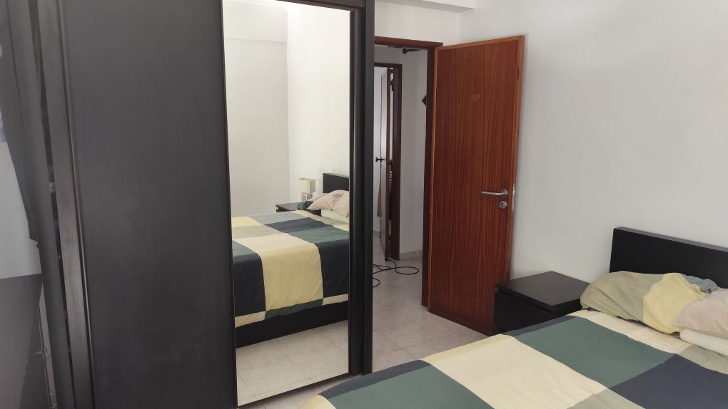 Alugo quarto  com direito a serventia da casa toda
