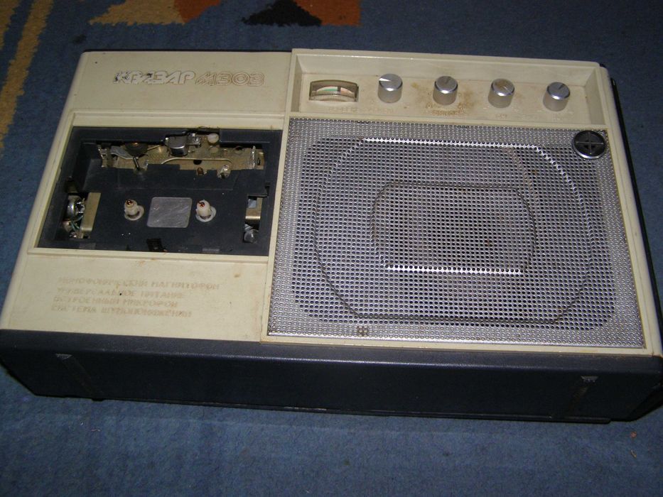 Магнитофон Квазар.