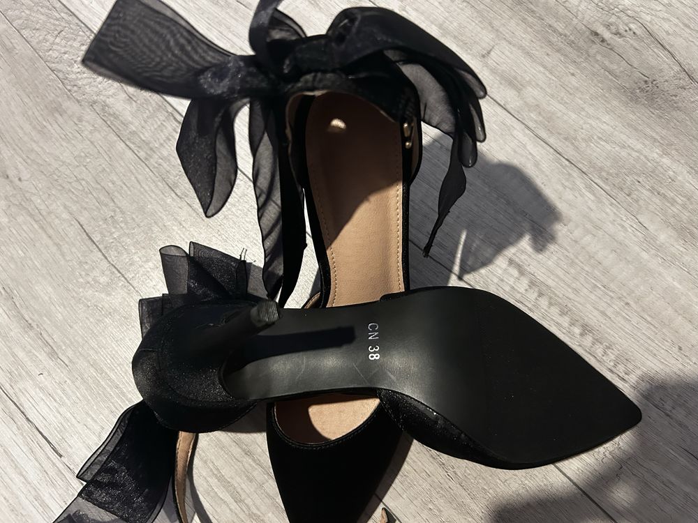 Czarne buty na obcasie