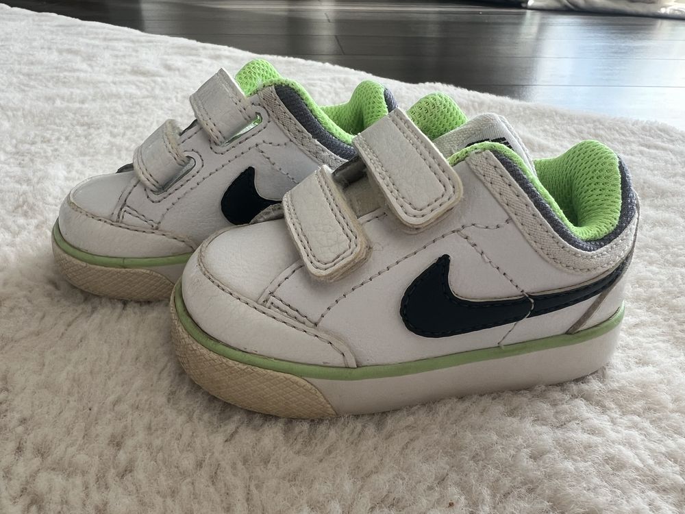 Дитячі кросівки Nike.