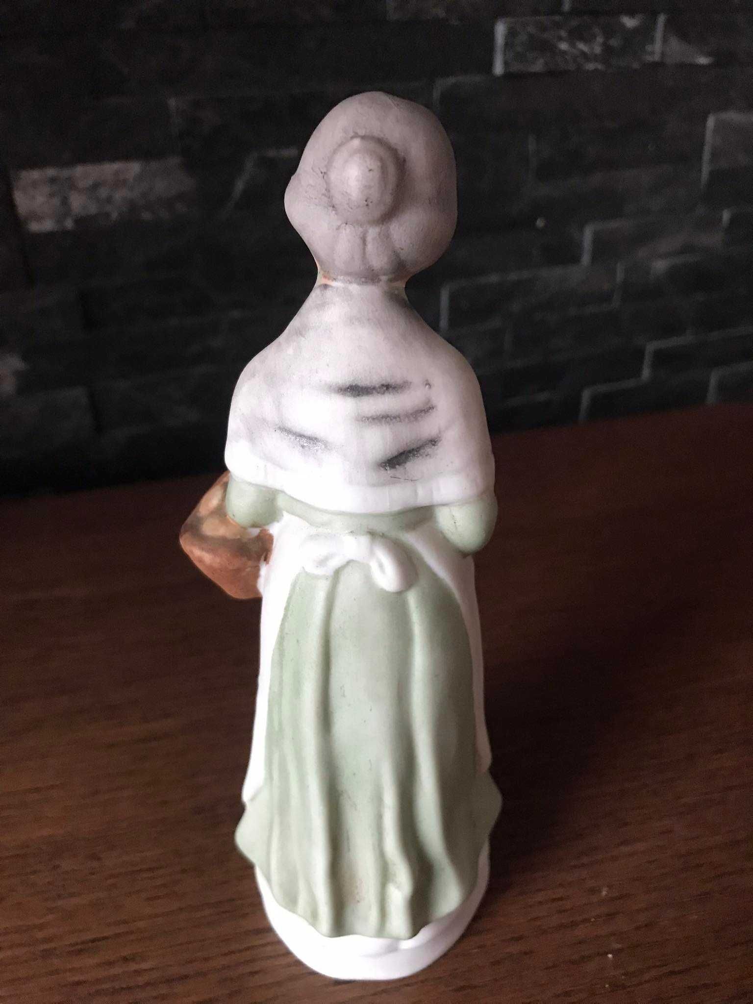 Babcia porcelanowa figurka