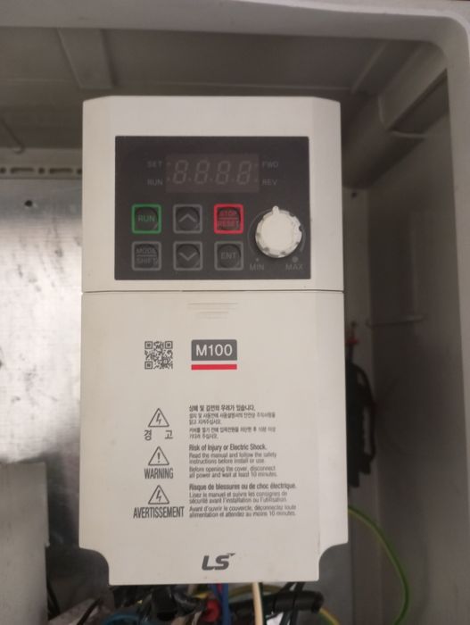 Szafa sterownicza z falownikiem LS M100 – 1,9 kVA (używana)