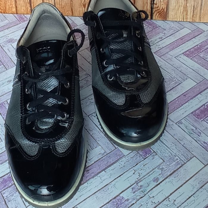 Кросівки лаковані жіночі ecco 40