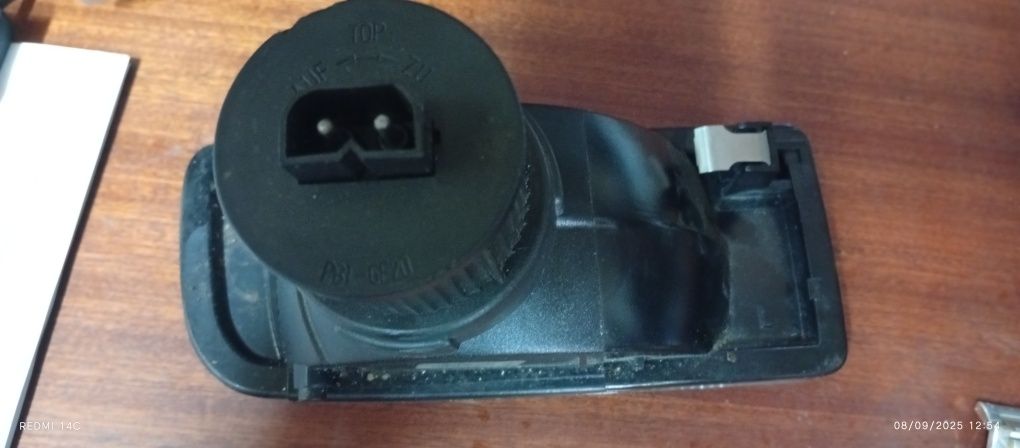 farol de nevoeiro dianteiro esquerdo  para um BMW Série 3 E36. 
É comp